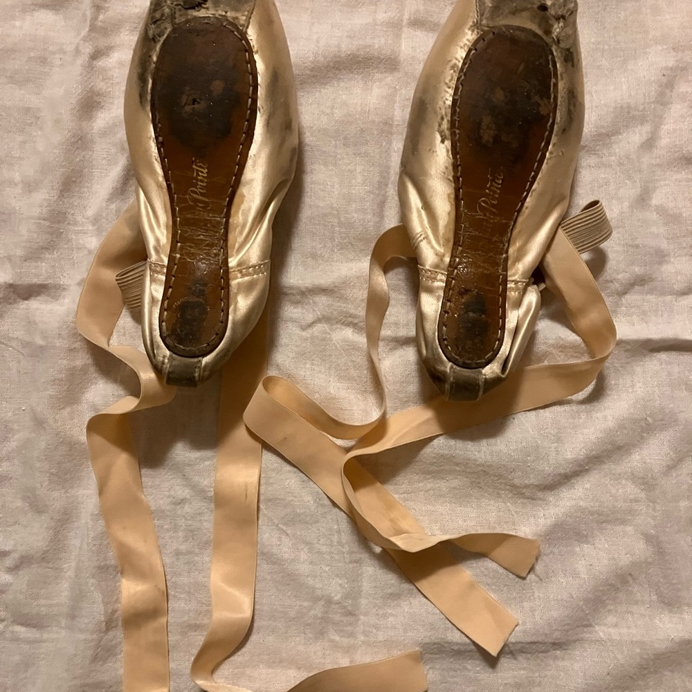 Old very used pointe shoes - Picture 3 of 3